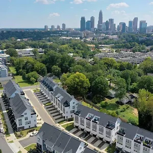 Apartment 4 Story Queen Retreat! New! Walk To Downtown!, Charlotte