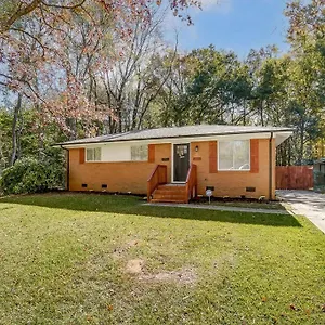 Holiday home Charm Haven With Outdoor Tv, Charlotte